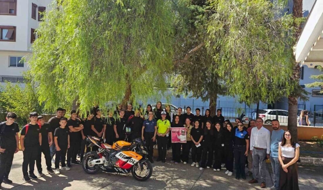 Antalya’nın Gazipaşa ilçesinde, öğrencilerin trafik güvenliği konusunda bilinçlenmesi amacıyla “Kask