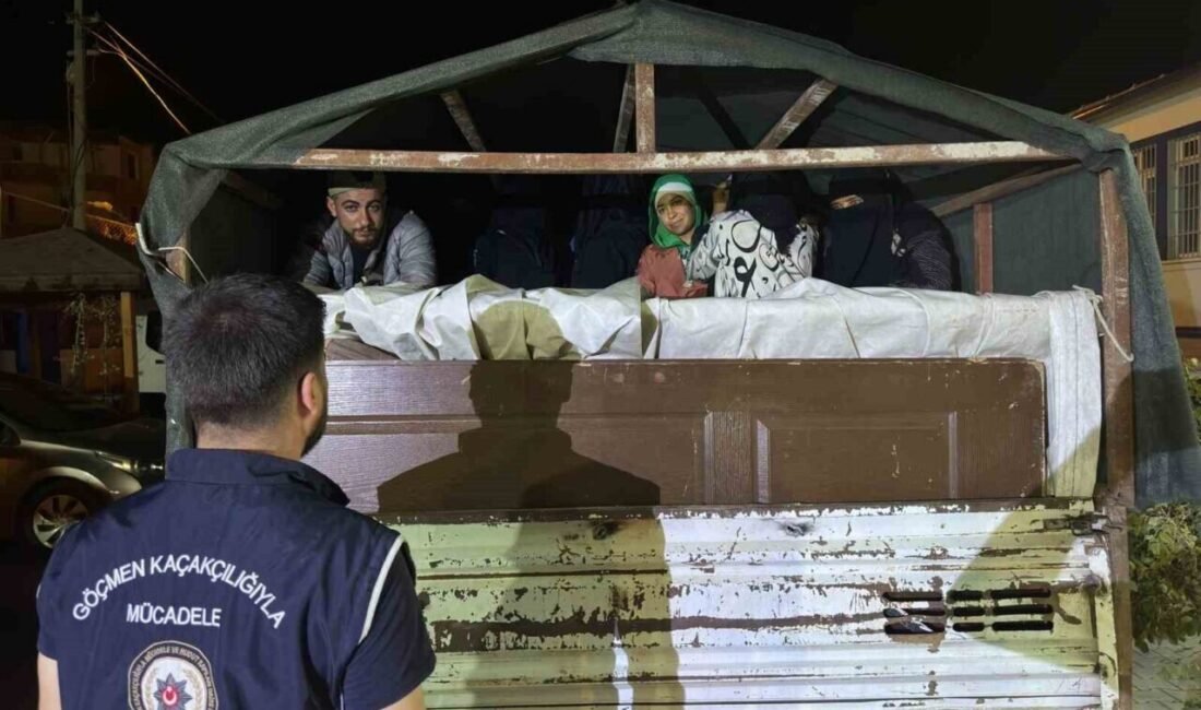 Hatay’da polis ekipleri tarafından durdurulan kamyonetin kasasında 16’sı kadın 4’ü