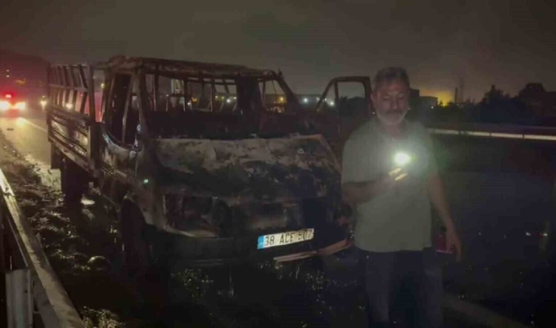 Hatay’da seyir halindeyken alevlere teslim olan plastik yüklü kamyonet yanarak