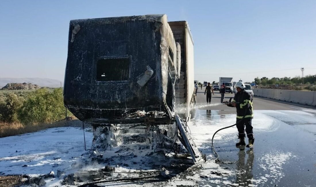Hatay’da seyir halindeyken alevlere teslim olan tır, yanarak kullanılmaz hale