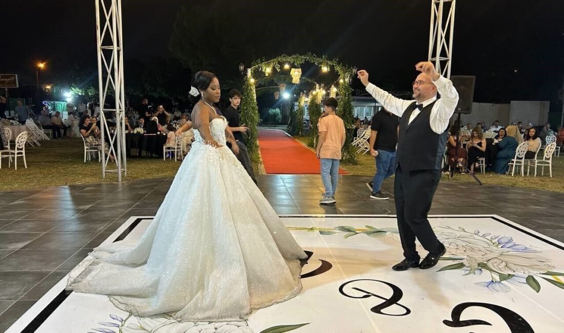 Hatay’da yaşayan Bayram Oğuz Yıldızhan’ın, Ganalı Gifty Adams ile renkli