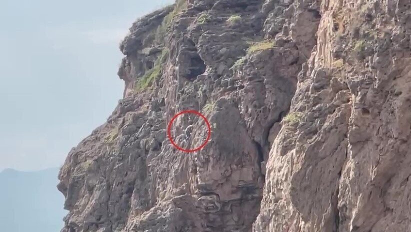 Antalya’da bir kişinin yaklaşık 30 metrelik sarp kayalıklardan oluşan falezlerin