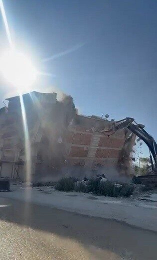 Hatay’ın Defne ilçesinde 6 katlı binanın yıkımının gerçekleştiği esnada iş