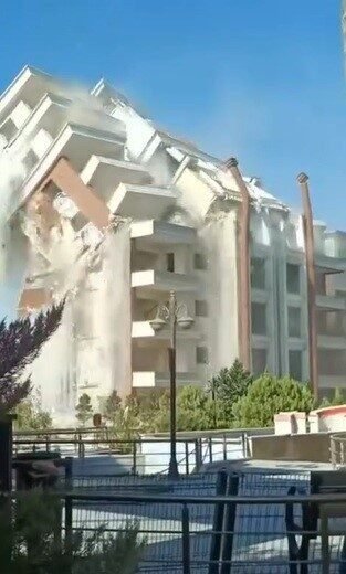 Hatay’ın Kırıkhan ilçesinde, 9 katlı binanın iş makinesinin dokunuşuyla kontrollü