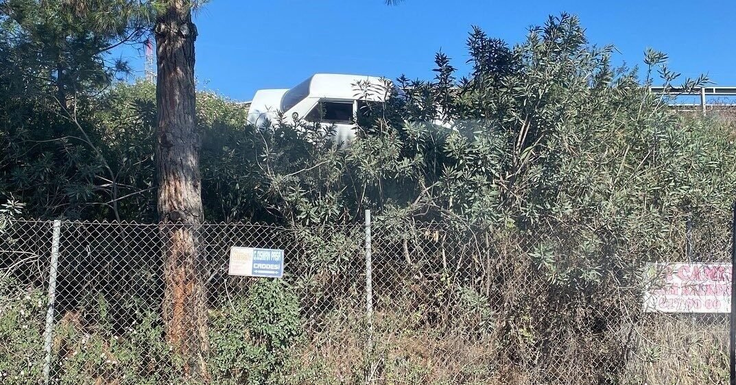 Hatay’da sürücüsünün kontrolünü kaybetmesiyle yol kenarına devrilen TOFAŞ’taki 2 kişi