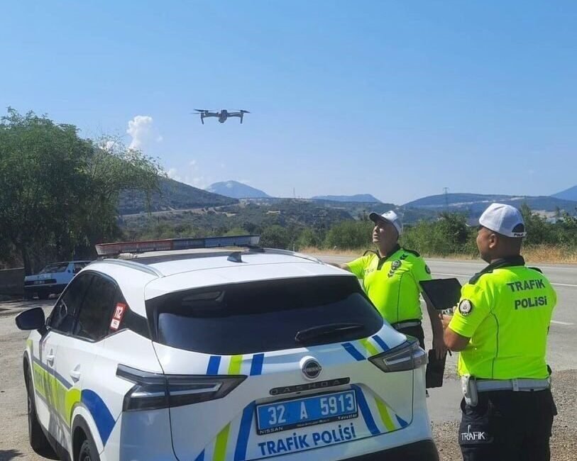 Isparta’da polis ekipleri, dron destekli trafik denetimi gerçekleştirdi. Hatalı sollama,