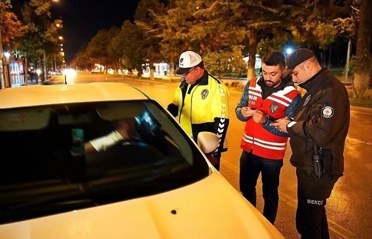 Isparta polis ekiplerince gerçekleştirilen abartı egzoz, motosiklet ve modifiye araç