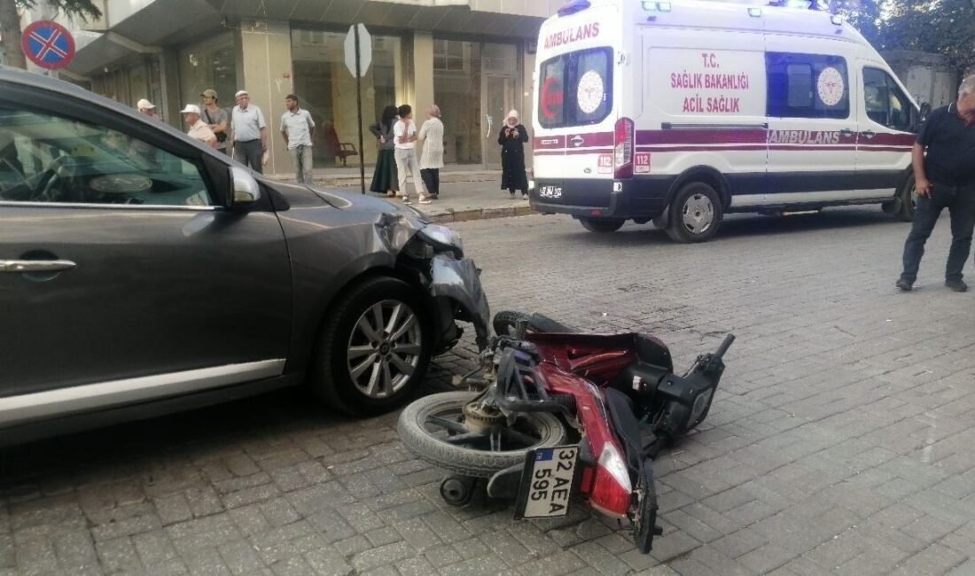 Isparta’nın Yalvaç ilçesinde otomobil ile motosikletin çarpışması sonucu meydana gelen
