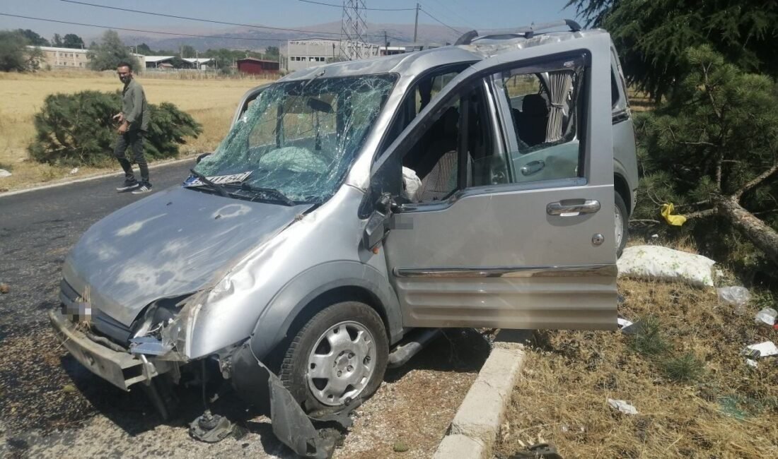 Isparta’nın Yalvaç ilçesinde direksiyon hakimiyetini kaybeden sürücünün aracı, şarampole savrulduktan