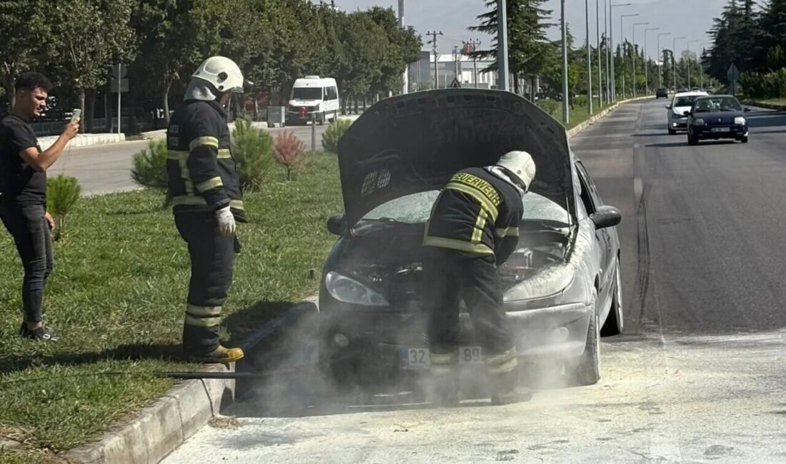 Isparta-Eğirdir karayolunda seyir halindeki bir otomobil aniden alev aldı. İtfaiye