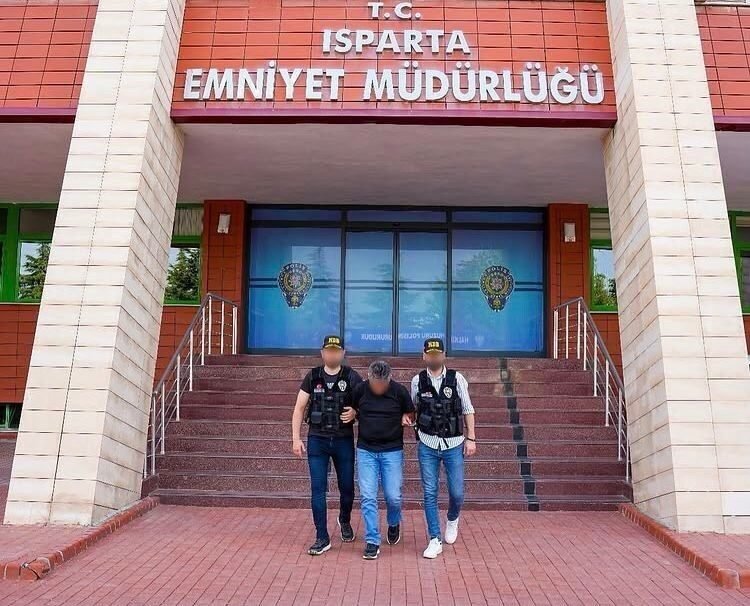 Isparta’da polis ekiplerince düzenlenen operasyonda uyuşturucu madde ele geçirilirken, gözaltına