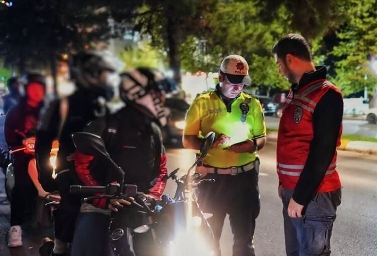 Isparta’da polis ekiplerince dün 6 farklı noktada gerçekleştirilen denetimlerde 263