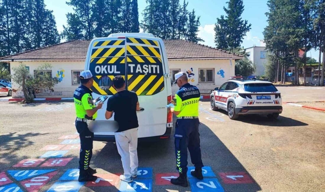 Antalya İl Jandarma Komutanlığı ekipleri, okulların açılması ile birlikte öğrencileri