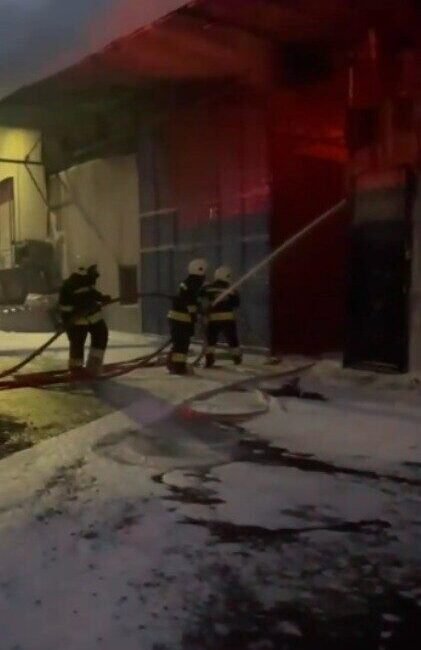 Kahramanmaraş’ta bir iş yerinde çıkan yangın itfaiye ekiplerinin müdahalesiyle güçlükle