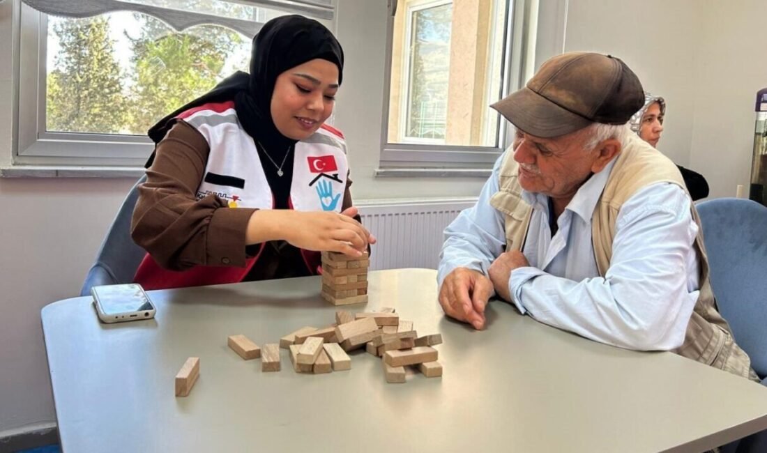 Kahramanmaraş Büyükşehir Belediyesi Engelli ve Yaşlı Hizmetleri Şube Müdürlüğü ekipleri,