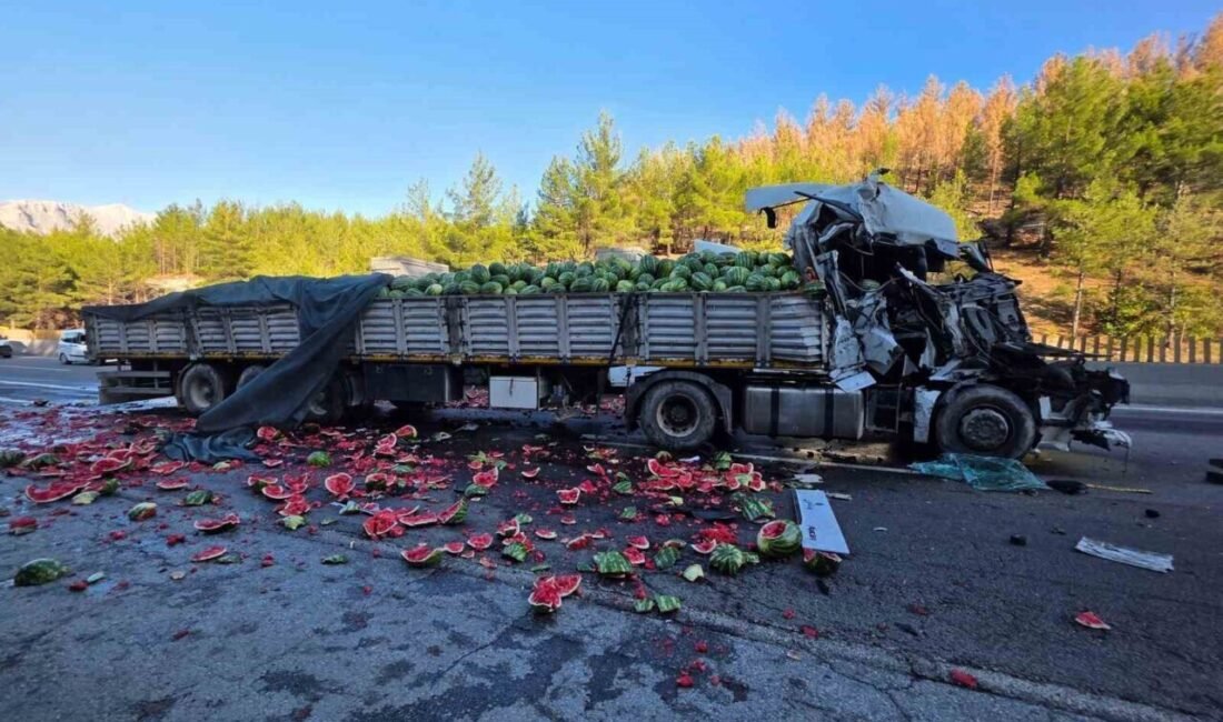 Adana-Pozantı otoyolunda karpuz yüklü tır başka bir tıra arkadan çarparak