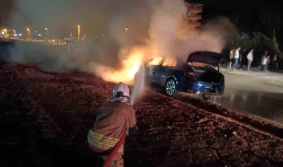 Hatay’da kazanın ardından alevlere teslim olan otomobildeki yangını itfaiye söndürdü.