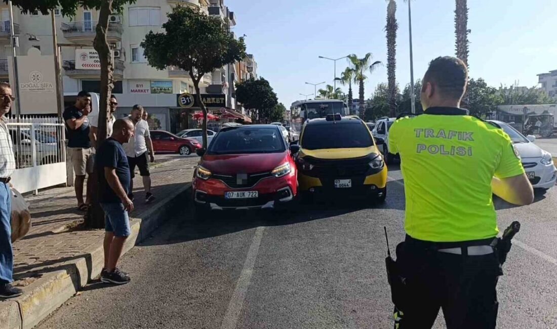 Antalya’nın Manavgat ilçesinde araçlar arasından yolun karşısında kendisini bekleyen araca