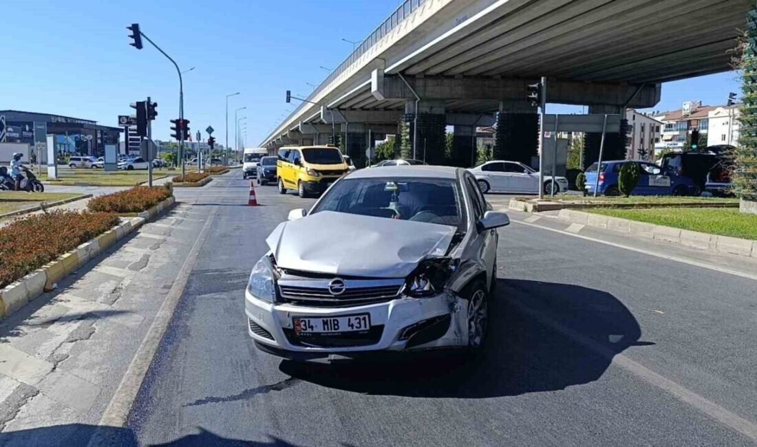 Antalya’nın Manavgat ilçesinde kırmızı ışık ihlali nedeniyle kamyonet ile otomobilin