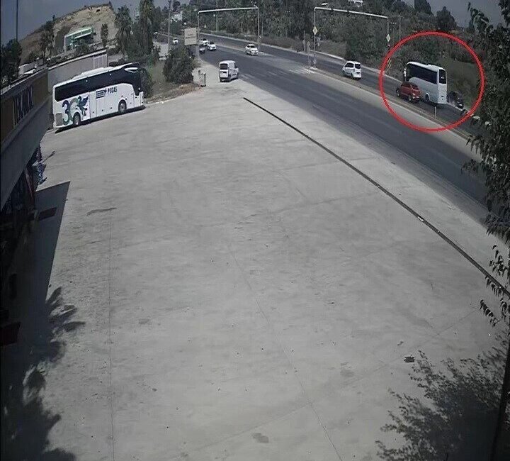 Antalya’nın Manavgat ilçesinde seyir halindeki otomobil sürücüsü kırmızı ışıkta bekleyen