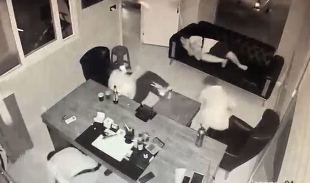 Adana’da gece yarısı içerde 4 kişi bulunan galeriyi kurşunlayan motosikletli