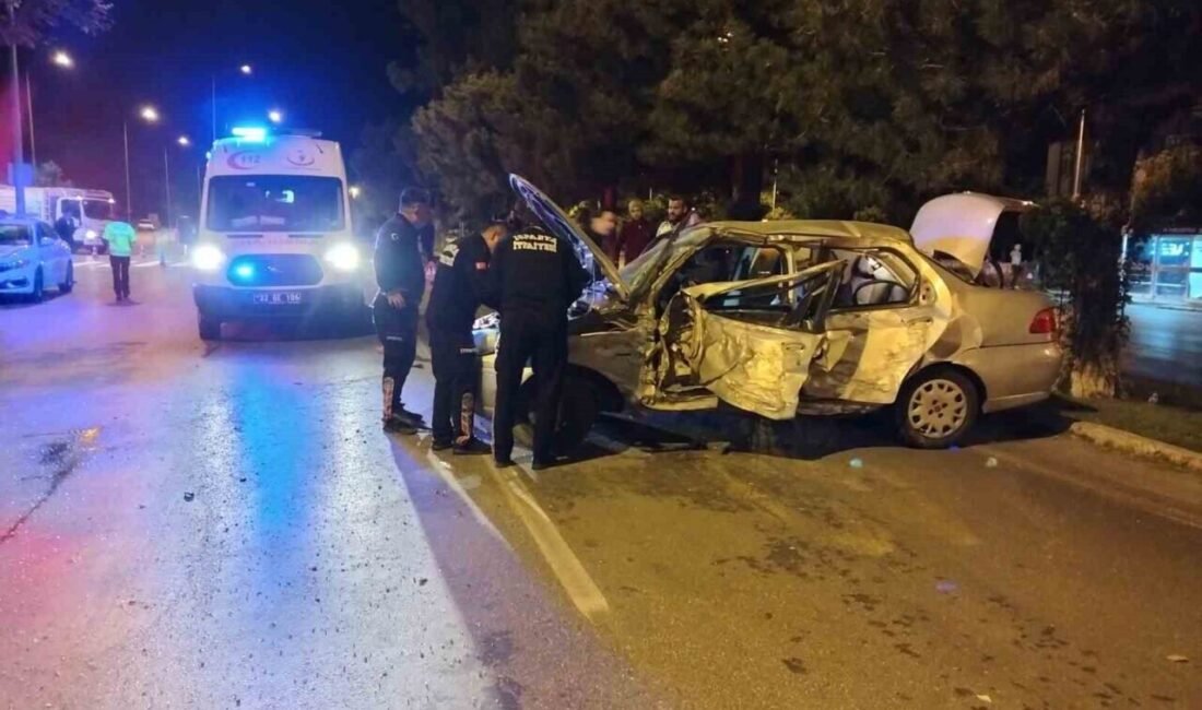 Isparta’da kontrolden çıkan otomobil refüjdeki ağaçlara çarptı. Kazada araçta sıkışan