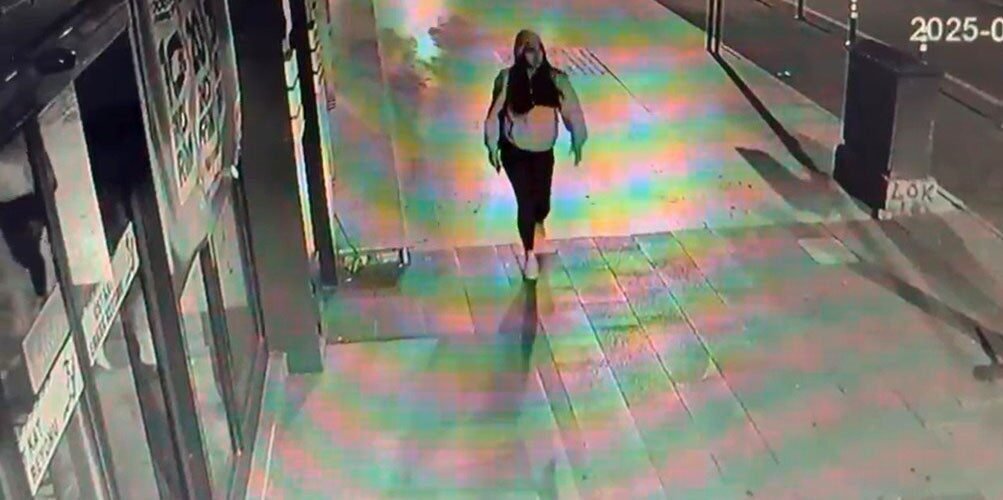 Isparta’da direksiyon hâkimiyetini kaybeden otomobil sürücüsü, cadde üzerindeki bir işletmeye