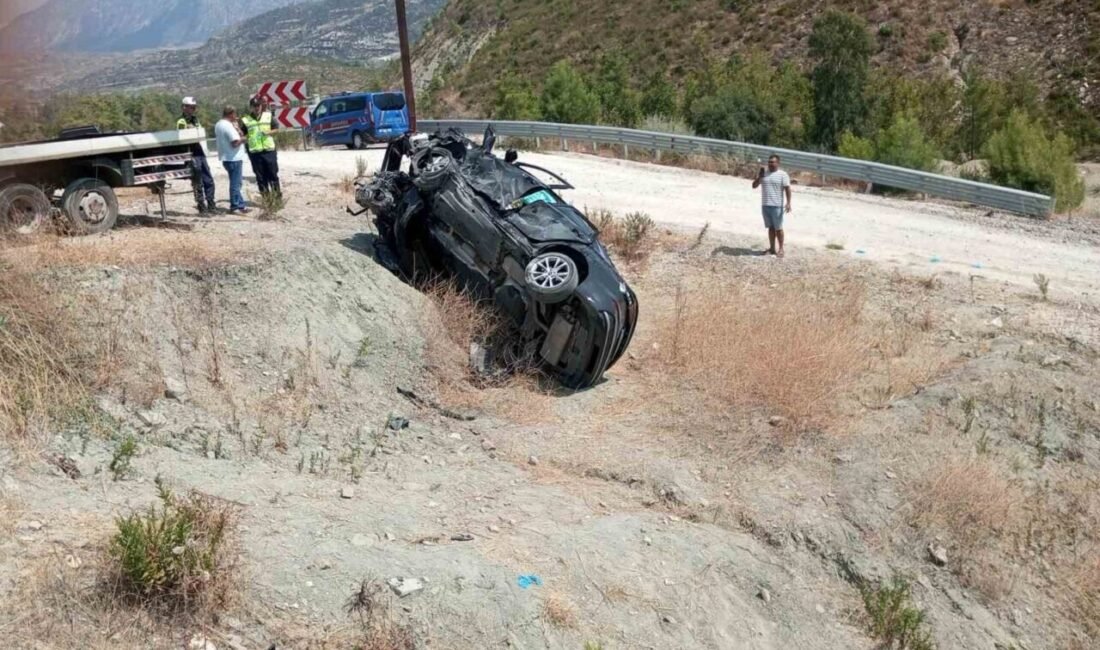 Antalya’nın Manavgat ilçesinde meydana gelen trafik kazasında otomobilin şarampole devrilmesi
