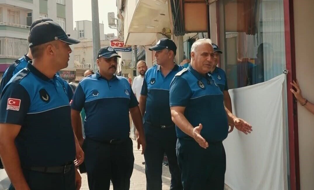 Adana’nın Kozan ilçesinde kaldırım işgali yapan esnafa yönelik denetimlerde malzemelere
