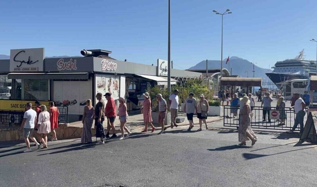 Antalya’nın Alanya ilçesine, Bahama bandıralı ‘Marella Discovery 2’ isimli kruvaziyer