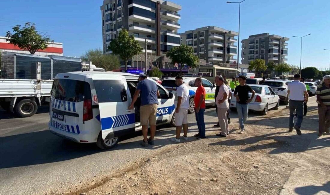 Antalya’nın Serik ilçesinde yoldan karşıya geçmeye çalışan baba ve kucağına