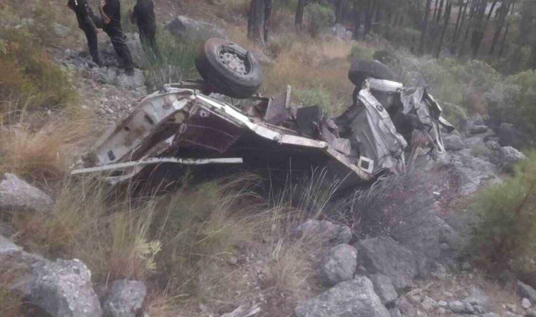 Antalya’nın Serik ilçesinde üzerinde küçükbaş hayvan bulunan kamyonetin uçuruma yuvarlanması