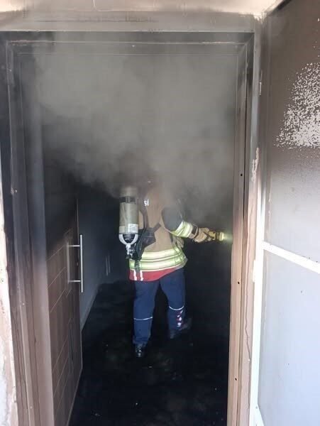 Hatay’da müstakil evde çıkan yangını itfaiye ekipleri söndürdü. Yangın, Kumlu