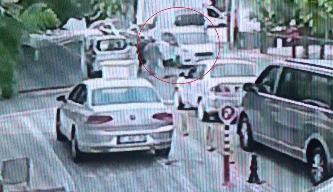 Antalya’nın Manavgat ilçesinde bir anda yola fırlayan patenli çocuk seyir