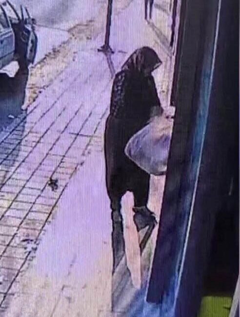 Adana’da bir kadın, marketin kapısına bırakılan ve içerisinde 10 ekmek