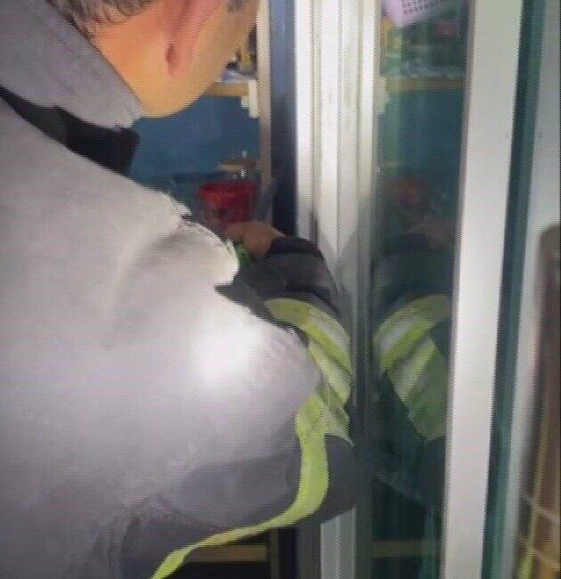 Hatay’ın Samandağ ilçesinde bir marketin soğutma dolabına giren yılan, itfaiye