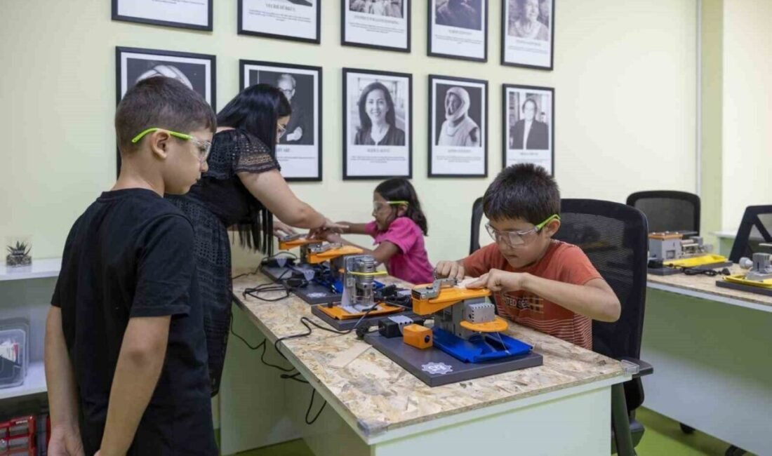Mersin Büyükşehir Belediyesinin Toroslar Çocuk Kampüsü’nde hizmete açtığı ’Tasarım atölyesi’miniklerin