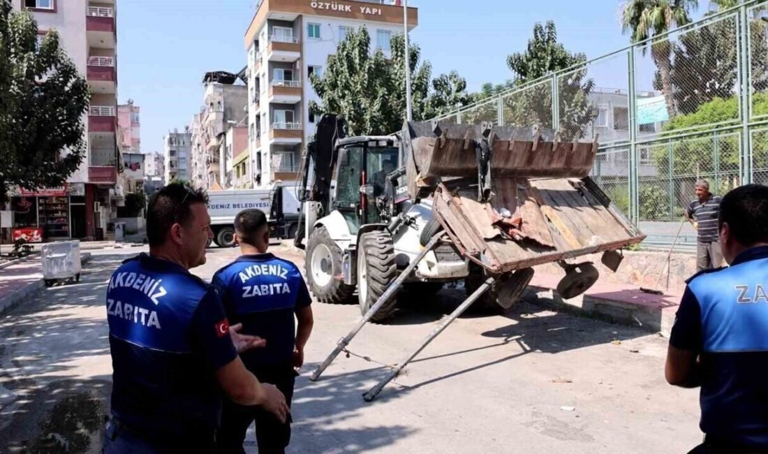 Mersin’in merkez ilçe Akdeniz Belediyesi, Barış Mahallesi’nde bir evin etrafında