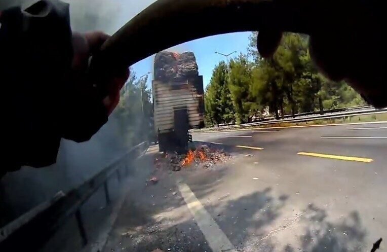 Mersin’de karton yüklü tırın dorsesinde çıkan yangın, sürücünün zamanında ihbarı