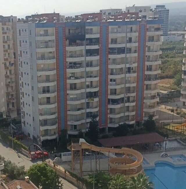 Mersin’in Erdemli ilçesinde bir tatil sitesinde çıkan yangın itfaiye ekiplerin