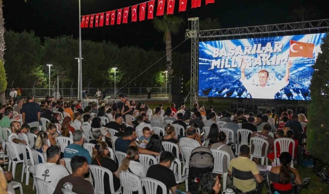 Mersin Büyükşehir Belediyesinin kurduğu dev ekranla vatandaşlar A Milli Basketbol