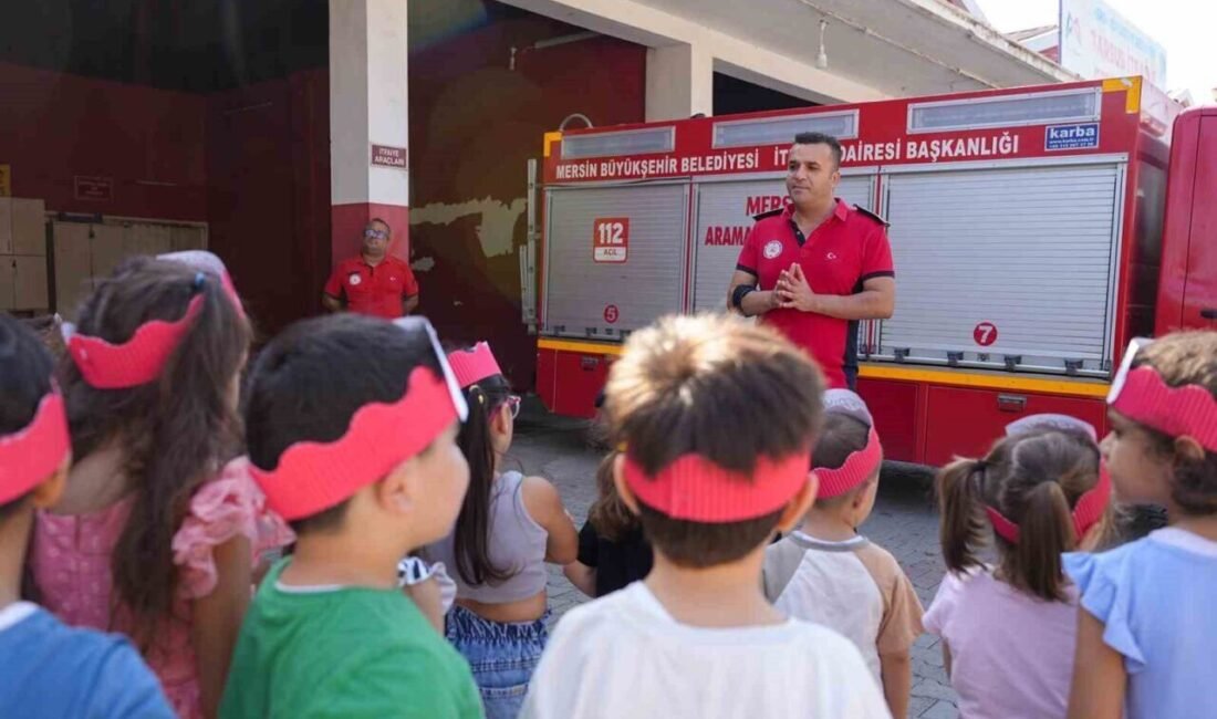 Mersin’in Tarsus ilçesinde kreş öğrencileri, itfaiyecileri ziyaret ederek hem haftalarını