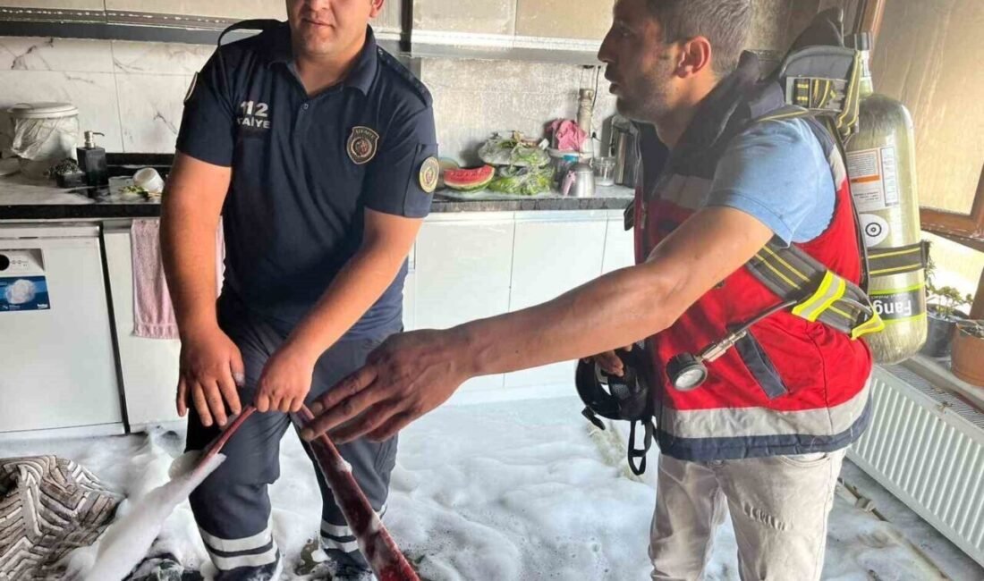 Isparta’nın Şarkikaraağaç ilçesinde 5 katlı apartmanın son katında çıkan yangın,