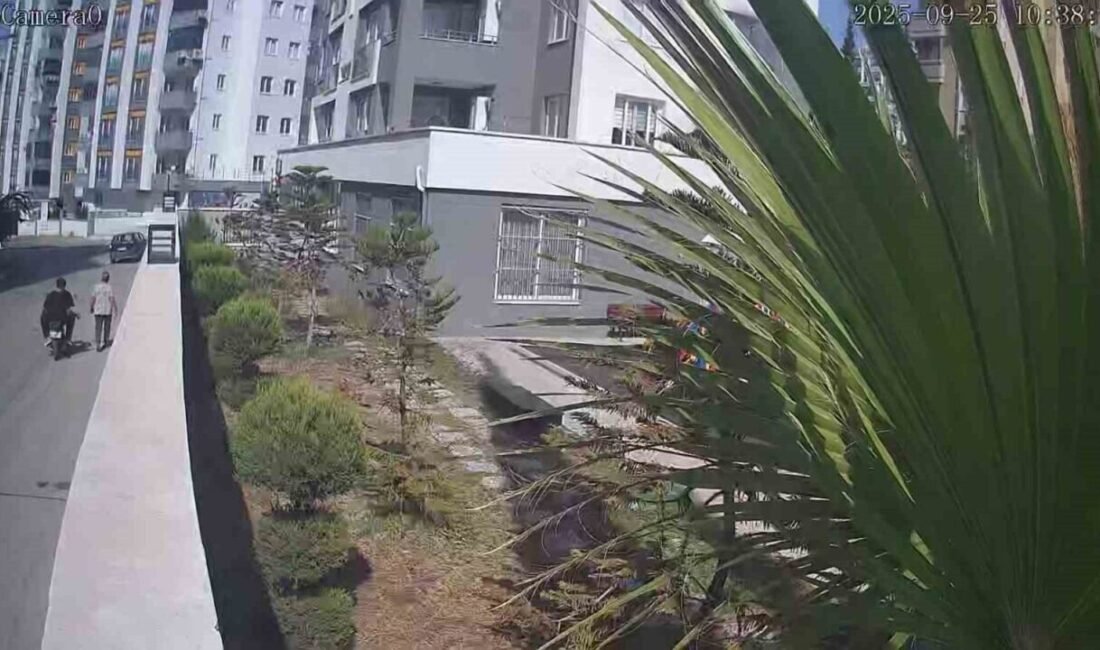 Adana’da motosikletli 2 şüpheli kaldırımda yürüyen kadının telefonunu kapkaç yöntemi