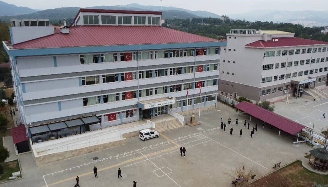 Mersin’de Nurettin Topçu Anadolu Lisesi Müdürü Faruk Temel ve öğretmenler,