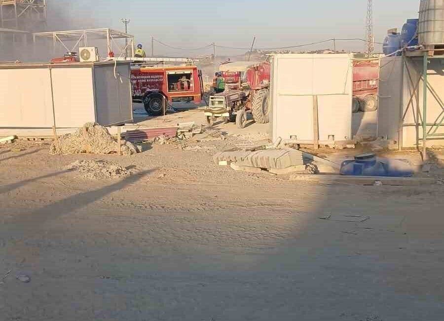 Mersin’in Tarsus ilçesinde bir fabrikanın inşaat şantiyesinde yangın çıktı. Yangın,
