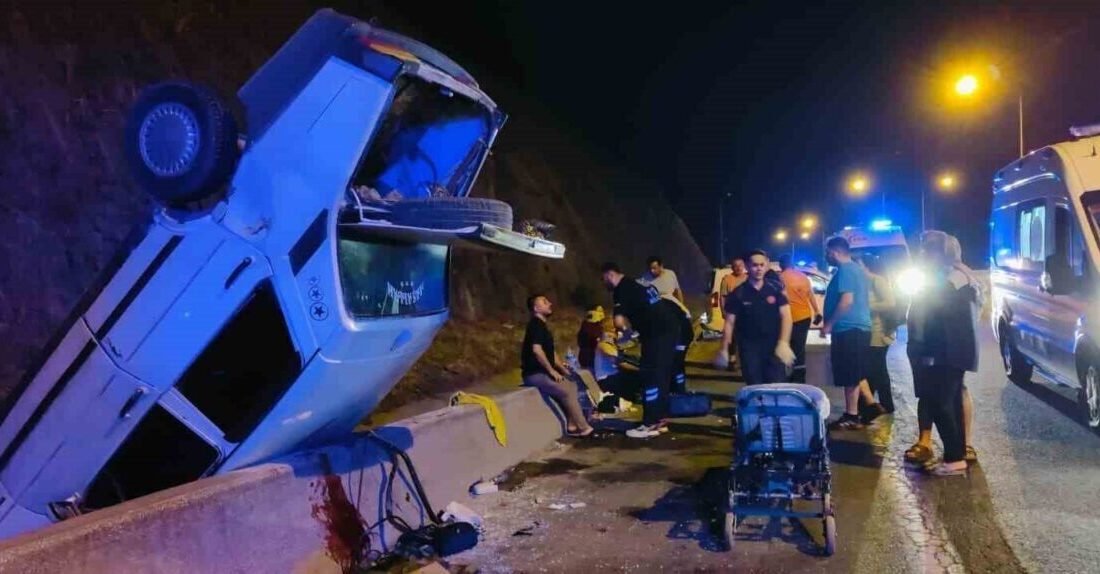 Osmaniye’nin Bahçe ilçesinde aynı yöne giden iki otomobilin karıştığı kazada,