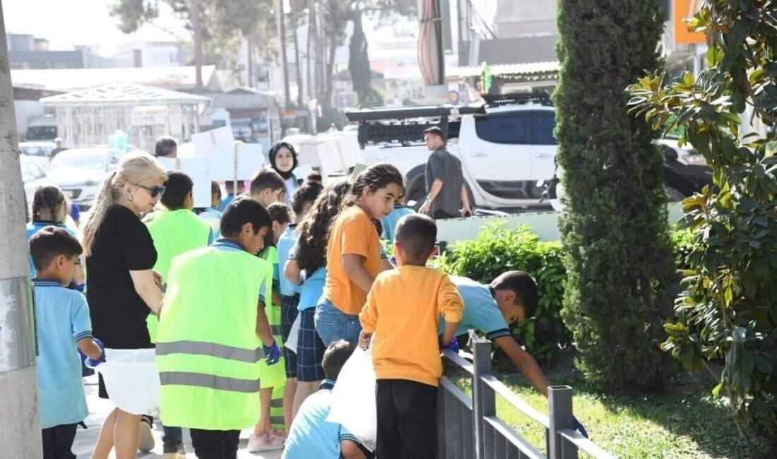 Osmaniye’de öğrenciler, çevre temizliği ve sigaranın zararlarına dikkat çekmek amacıyla