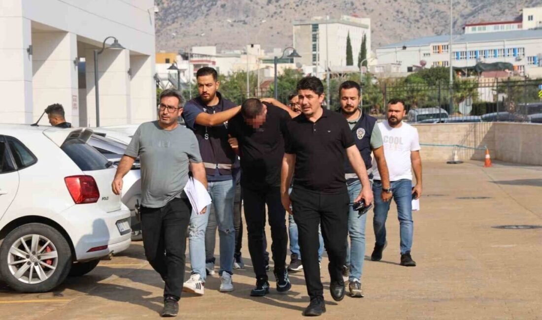 Adana’nın Kozan ilçesinde bir oto galeriyi kurşunlayan iki şüpheli, emniyetteki