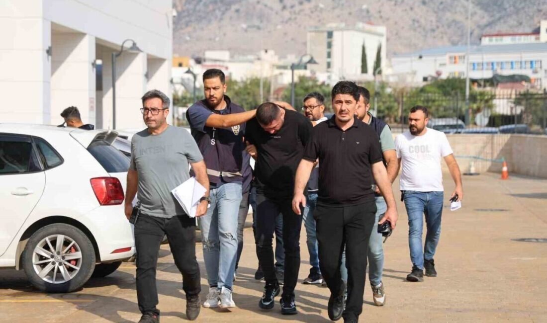 Adana’nın Kozan ilçesinde otomatik silahla galeriyi kurşunlayan 2 şüpheli, çıkarıldıkları